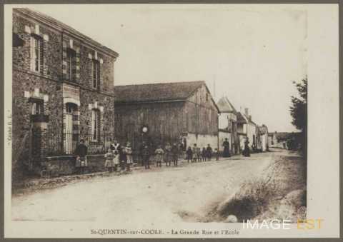 Grande Rue et école (Saint-Quentin-sur-Coole)